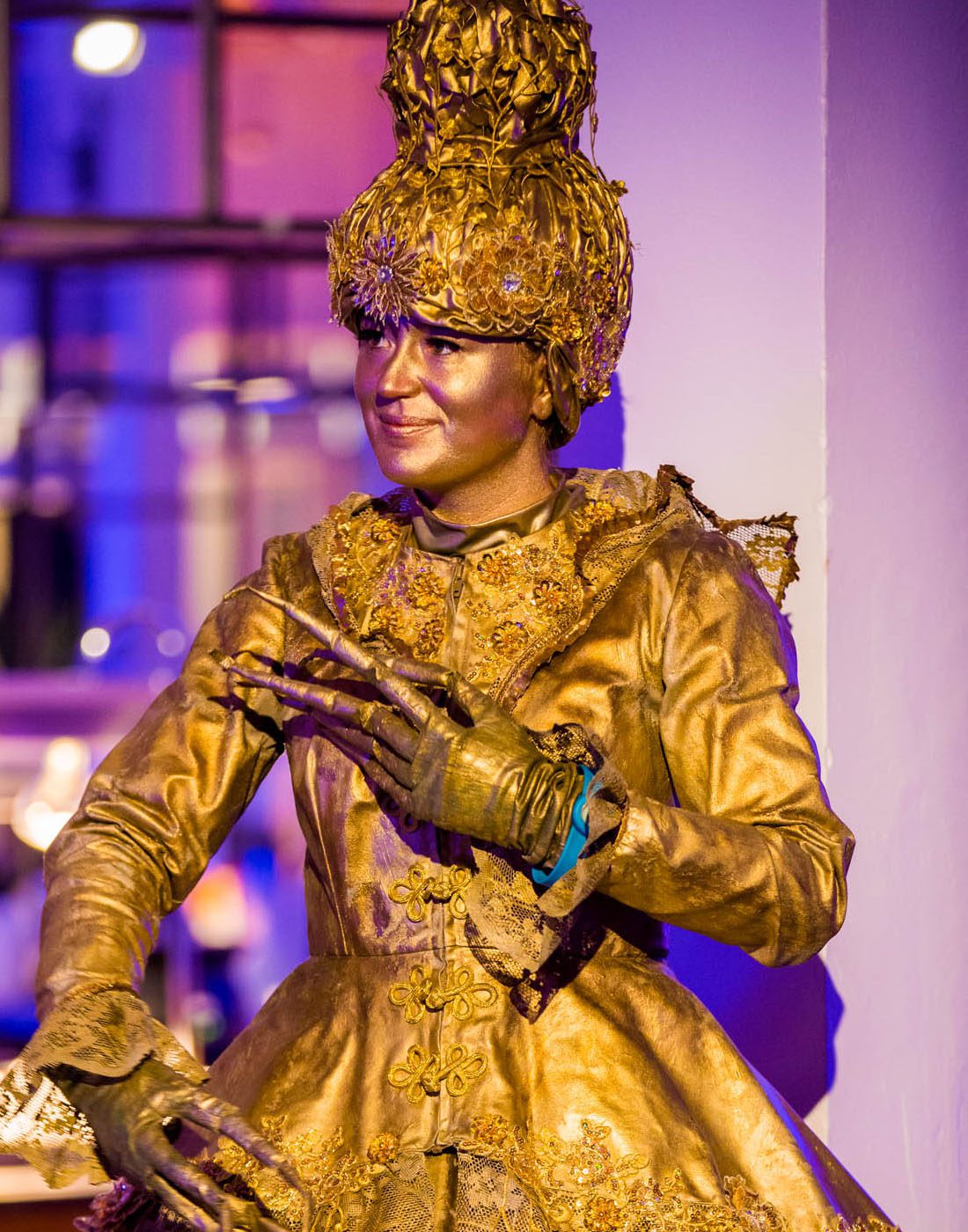Levend standbeeld hostess bij bedrijfsfeest Gooiland