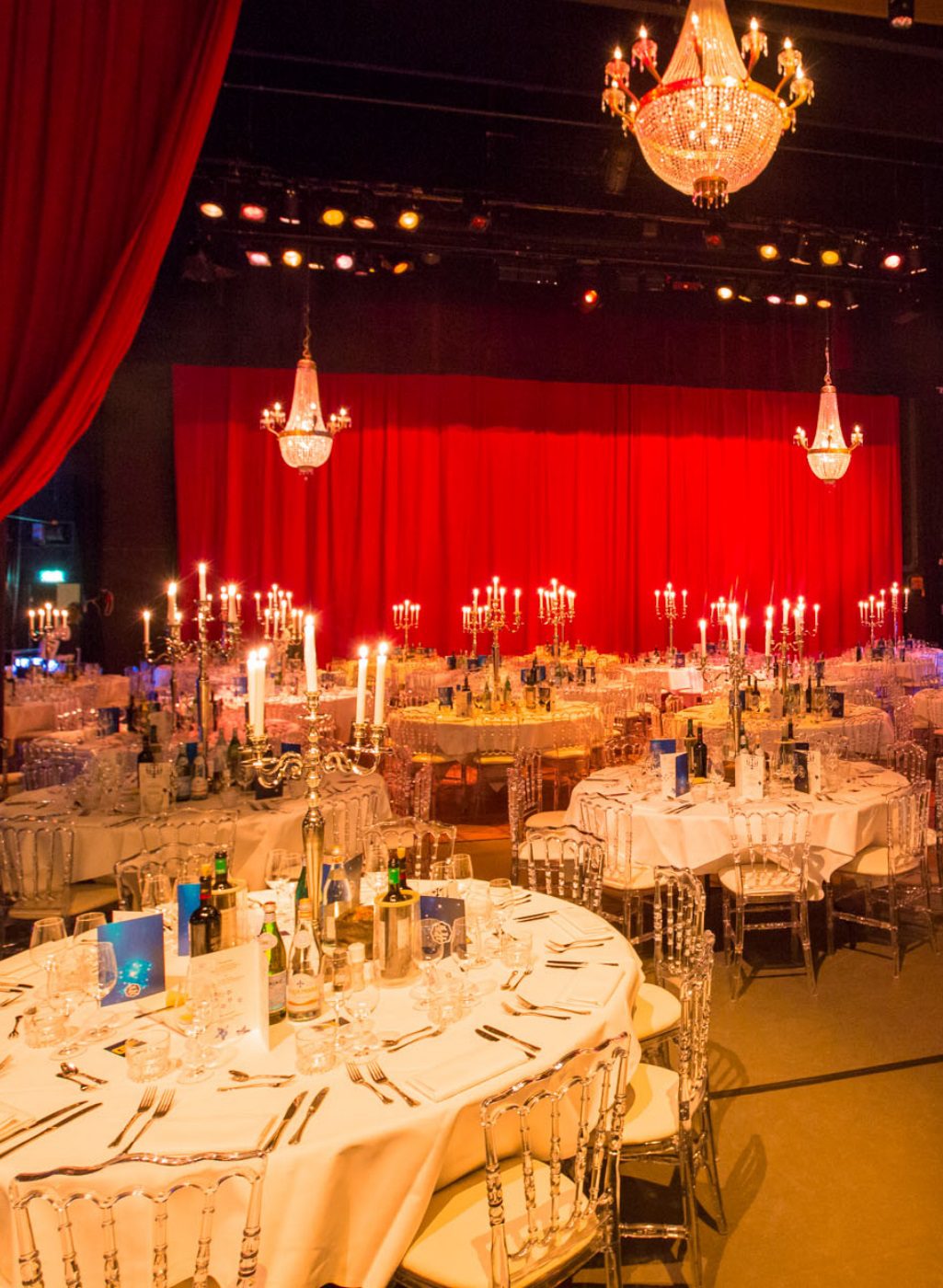 Diner op podium Theater Gooiland