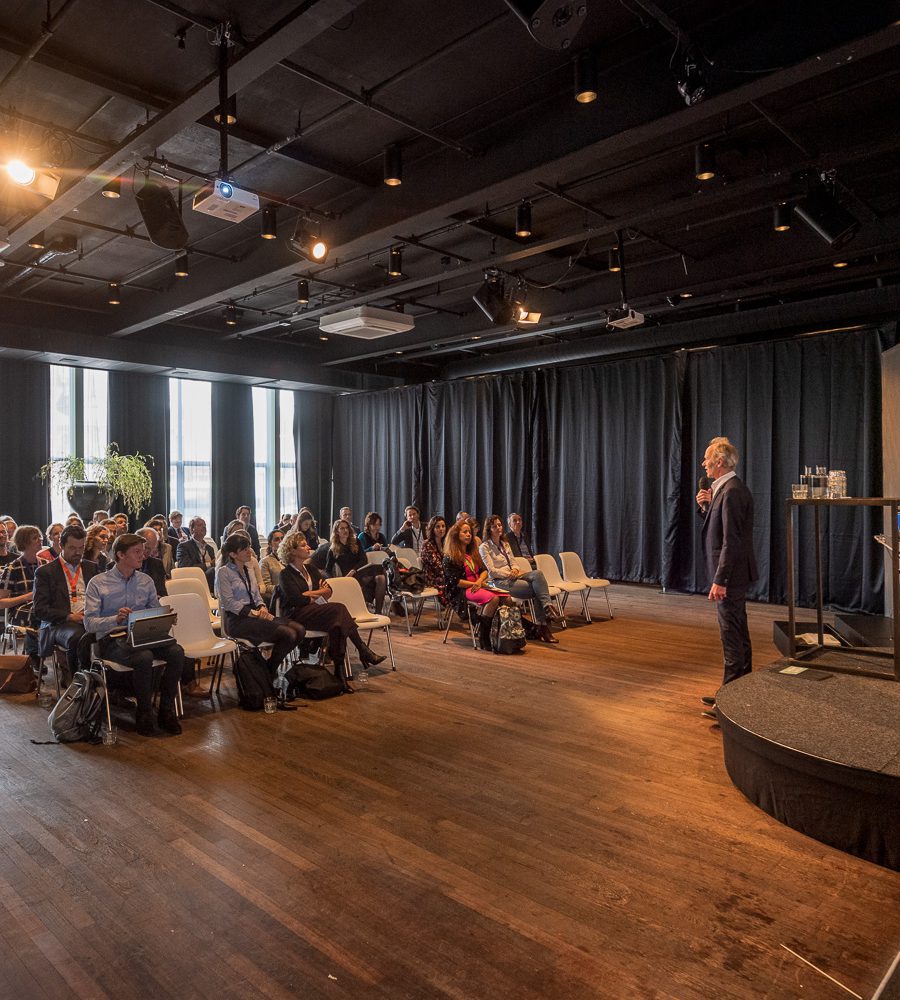 Congres met plenaire sessie in de Cineac Gooiland evenementenlocatie Hilversum