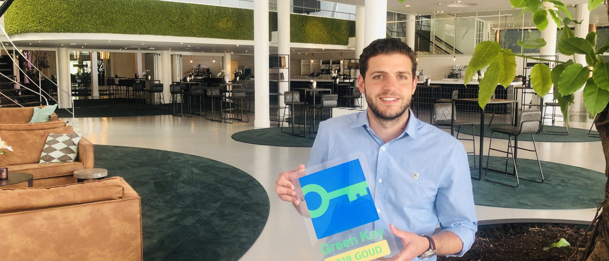 Locatiemanager Mathijs Schnell presenteert met trots het internationale duurzaamheidscertificaat Green Key Goud voor Gooiland.