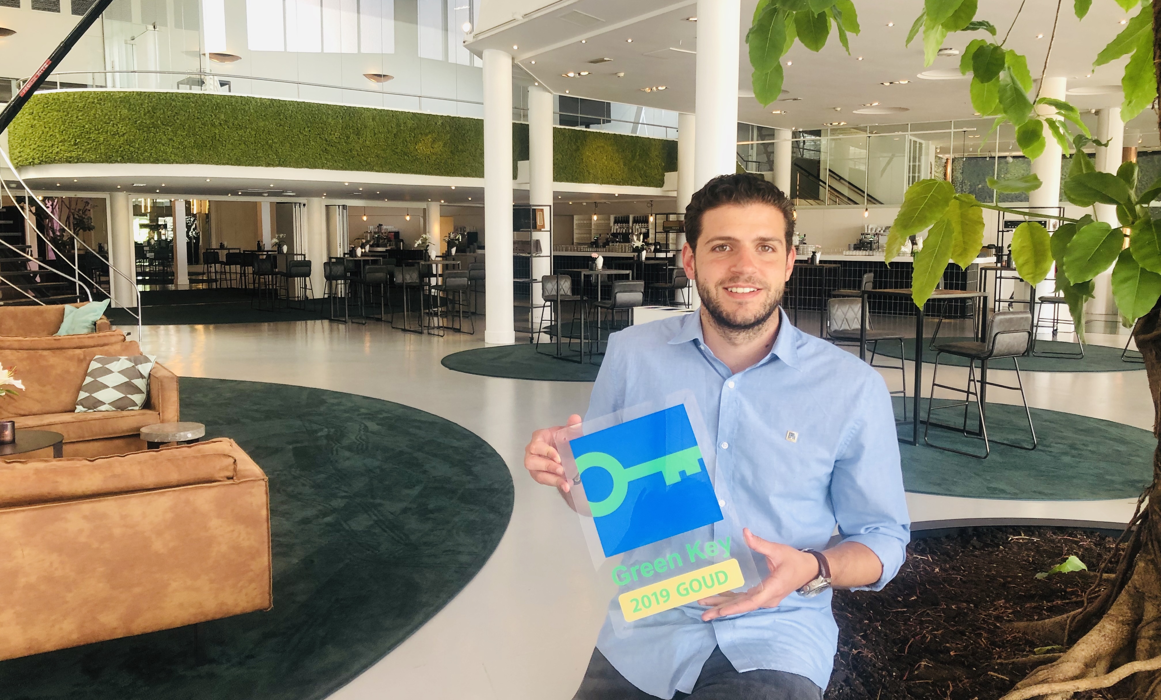 Locatiemanager Mathijs Schnell presenteert met trots het internationale duurzaamheidscertificaat Green Key Goud voor Gooiland.