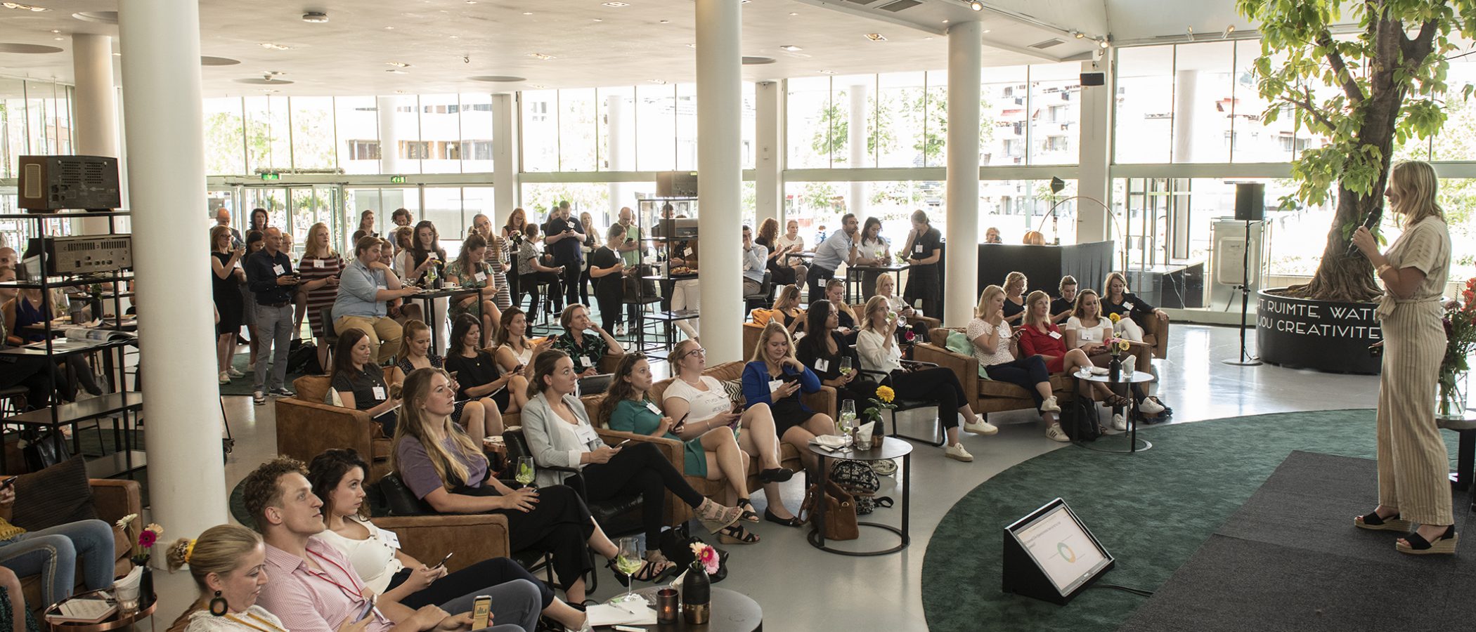 Netwerksessie in de Green Lounge van evenementenlocatie Gooiland