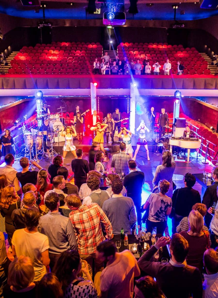 Feest op Theater podium