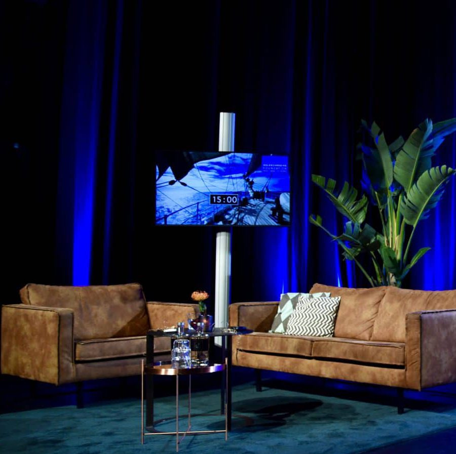 Podium opgezet als studio