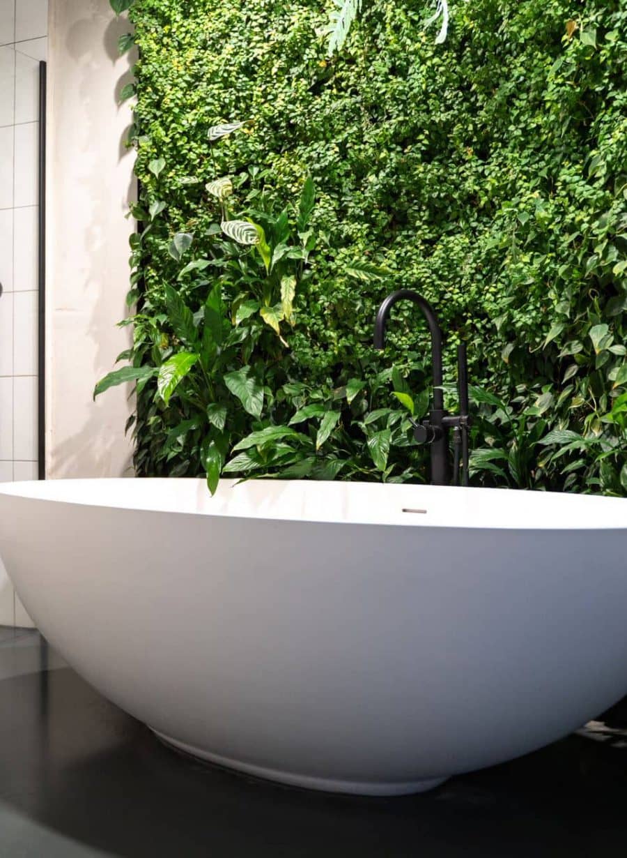 Badkamer suite met plantenwand