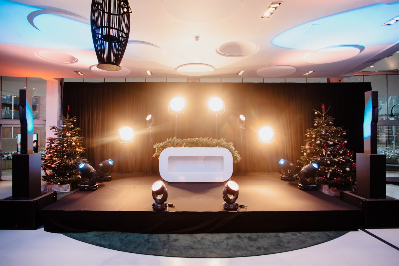 Alles is mogelijk bij Gooiland Events als het aankomt op je eindejaars- en/of kerstevent. Ook een DJ booth behoort tot de mogelijkheden.